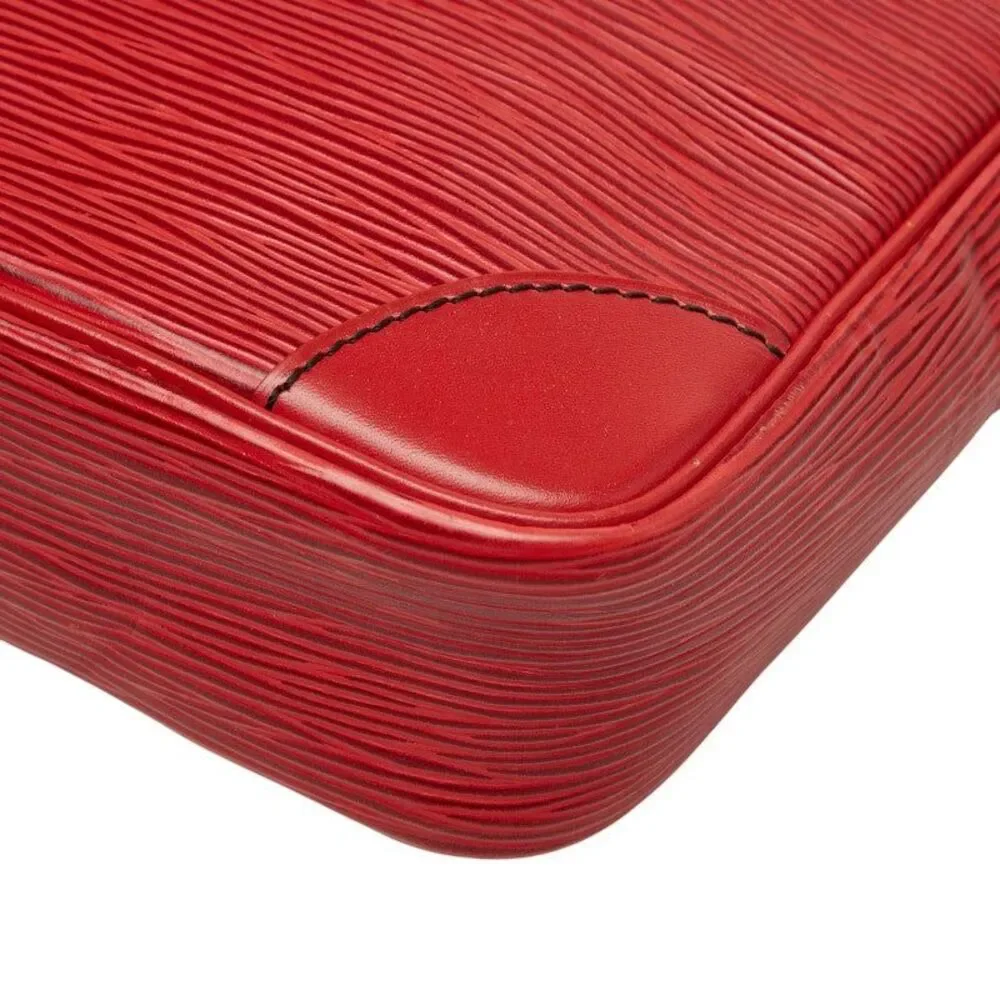 LOUIS VUITTON handle corners scratches